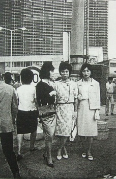 (30)新宿駅前の女装者（1964年6月） (2).jpg